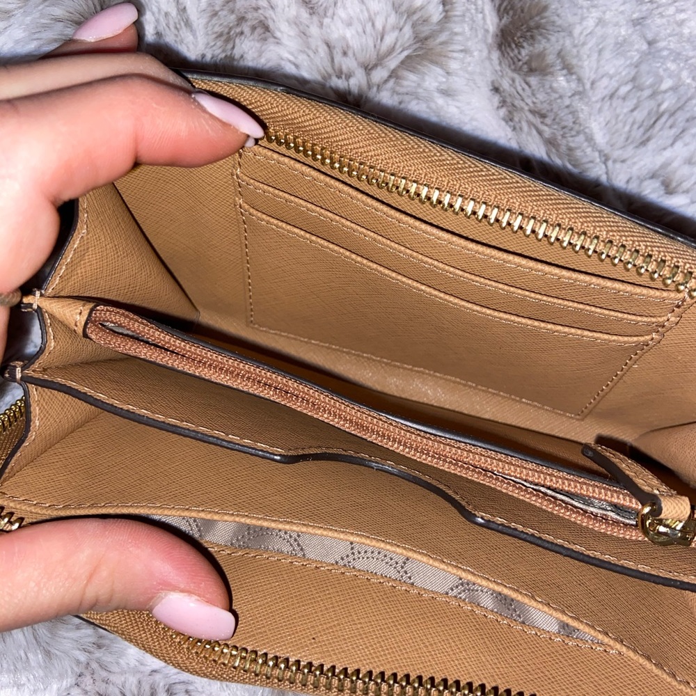 • Michael Kors 2 Toned Wallet • - Picture 2 of 8